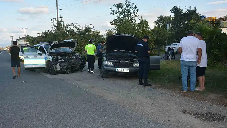 Kontrolden çıkan otomobil, polis otosuna çarptı