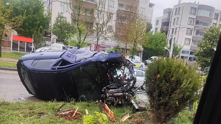 Kontrolden çıkan otomobil refüje çarptı