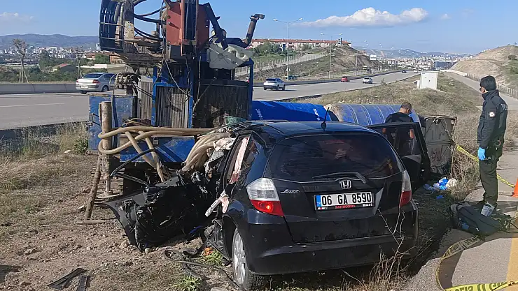 Kontrolden çıkan otomobil sondaj makinesine çarptı