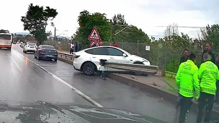 Kontrolden çıkan Tesla bariyere saplandı