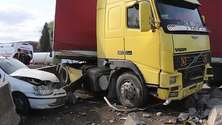 Kontrolden Çıkan Tır Karşı Şeride Geçti, Ortalık Savaş Alanına Döndü