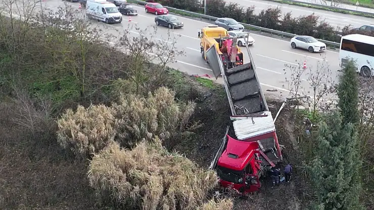 Kontrolden Çıkan Tır Refüje Uçtu