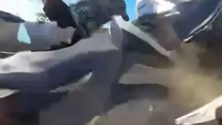 Kontrolsüz şerit değiştiren otomobil faciaya neden oluyordu