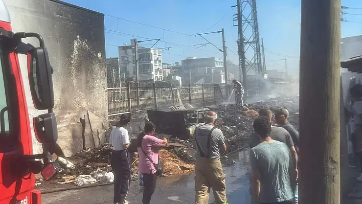 Korkulan oldu, Buca'da toplanmayan çöpler alev alev yandı