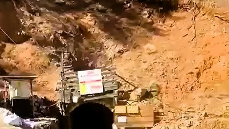 Krom madeninde meydana gelen göçükte 2 işçi mahsur kaldı