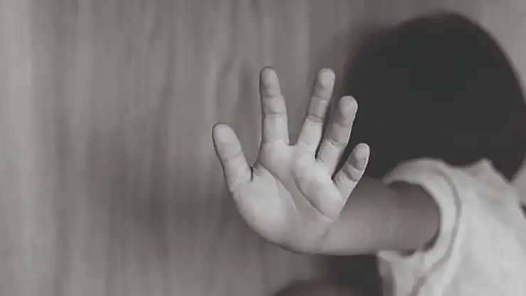 Küçük çocuğun cinsel organını ısırarak kopardı