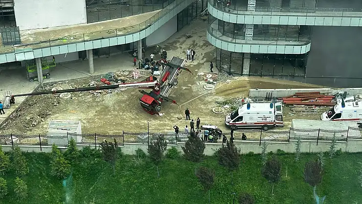 Kule vinç devrildi: 3 yaralı