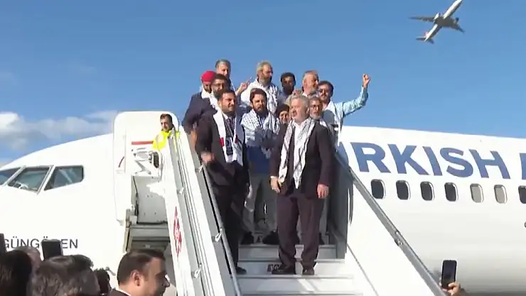 Küresel Sumud Filosu'ndaki Türk ve yabancı aktivistleri taşıyan THY uçağı İstanbul'da!