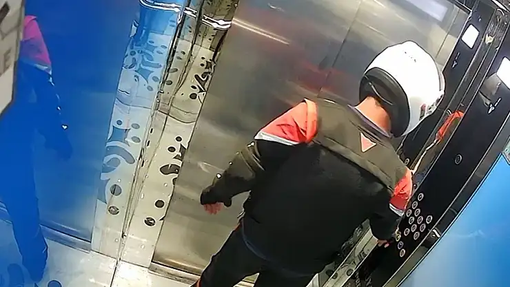 Kurye Tuvaletini Yaptığı Asansörde Mahsur Kaldı! Yorumlar Bomba