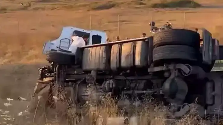 Kuzey Marmara Otoyolu'nda TIR devrildi: 2 ölü