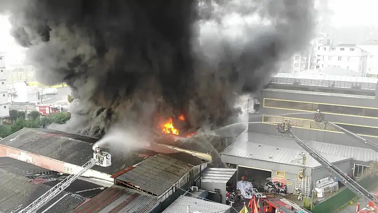 Lastik Deposundan Alev ve Dumanlar Yükseldi