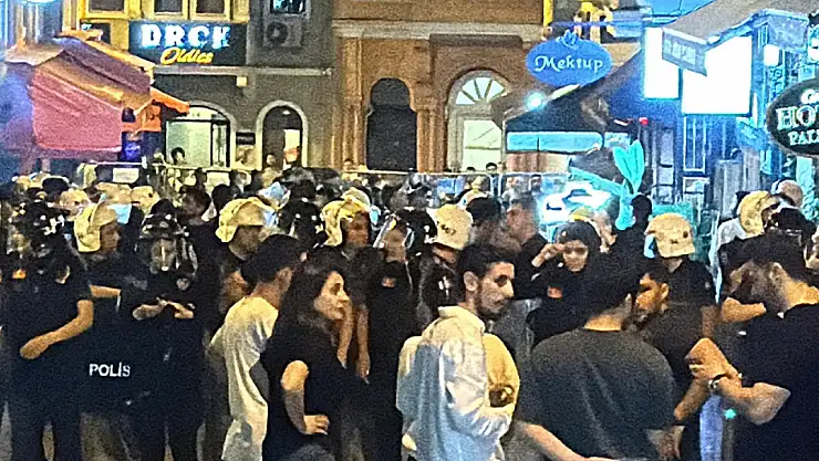 Leman dergisine tepki gösteren vatandaşlar, dergi binası önünde toplandı