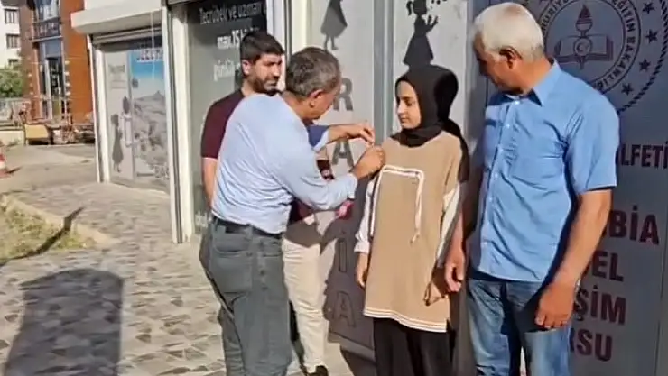 LGS Deneme Sınavında Tüm  Soruları Yanlış Yapan Öğrenciye Çeyrek Altın Takıldı