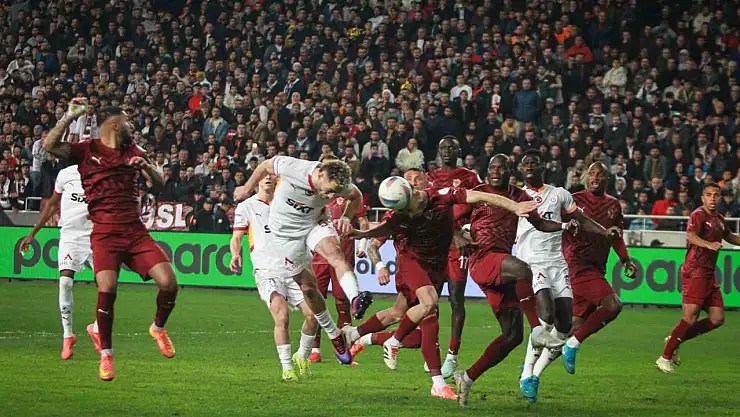 Lider Galatasaray'a Hatayspor Engeli