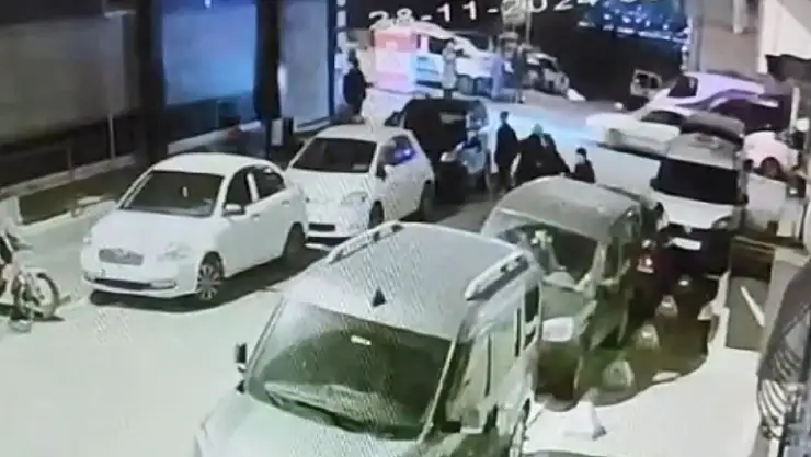 Lise Öğrencileri Sınıf Arkadaşlarını Tekme Tokat Dövüp Babasını Tehdit Ettiler