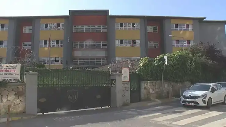 Lise öğrencisi okul bahçesinde arkadaşını bıçakladı