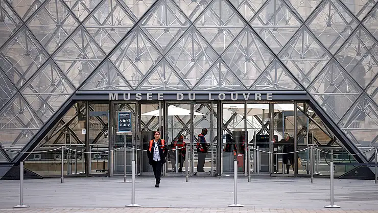 Louvre Müzesi soygundan 3 gün sonra yeniden ziyarete açıldı