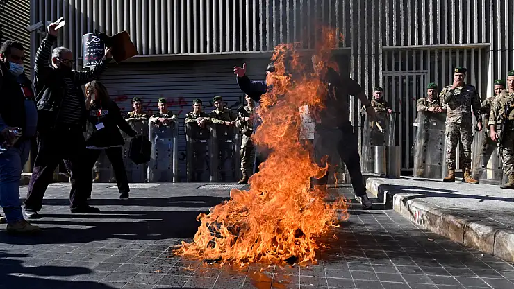 Lübnan'da ekonomik kriz Merkez Bankası'na havai fişek fırlatıldı