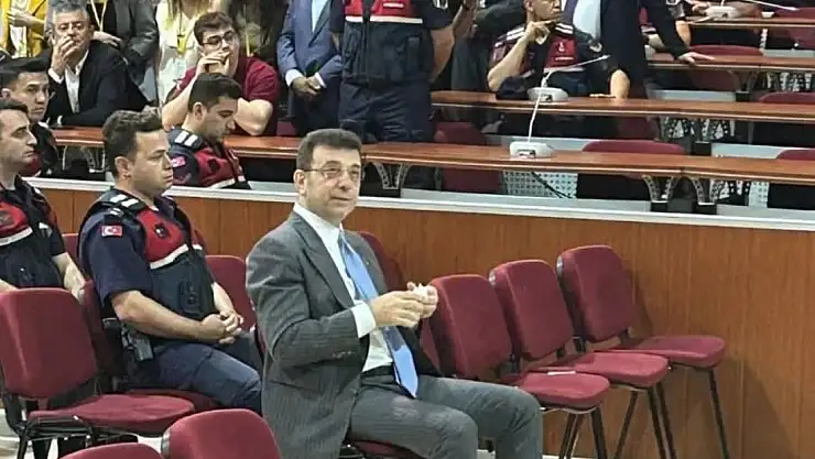Mahkeme salonunda dikkat çeken anlar: İmamoğlu'nun 'Akın Gürlek' davası ertelendi!