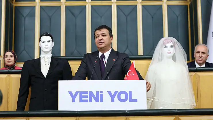 Mahmut Arıkan'dan gelin ve damat mankeniyle ekonomik krize tepki: 'Gençler evlenemiyor'