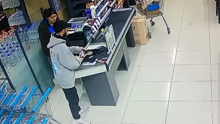 Market Çalışanını Bıçakla Tehdit Edip Kasadaki Paraları Aldı