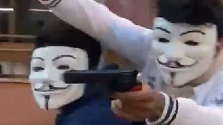 Maskeli motosikletliler oyuncak tabancayla trafiği tehlikeye soktu