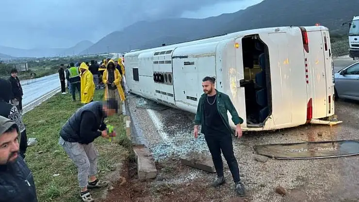 Mersin'de Faciadan Dönüldü İşçi Servisi Devrildi, 23 Yaralı