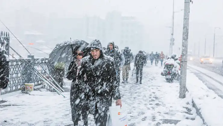 Meteoroloji'den İstanbul dahil 7 ile sarı kodlu uyarı! Kar geri dönüyor