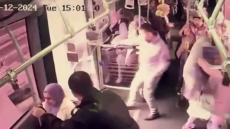 Metrobüs'ün Kapısı Kırıldı, Yolcu Aşağı Düştü!