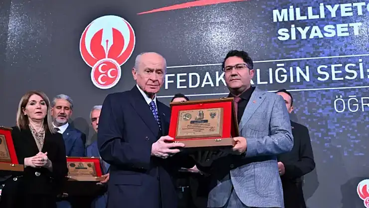 MHP lideri Bahçeli, deprem bölgesi öğretmenlerine plaket verdi