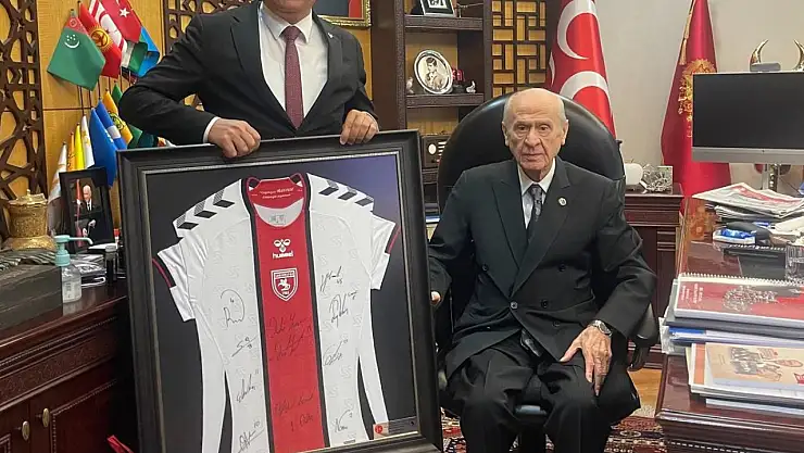 MHP Lideri Bahçeli'ye Samsunspor forması hediye edildi