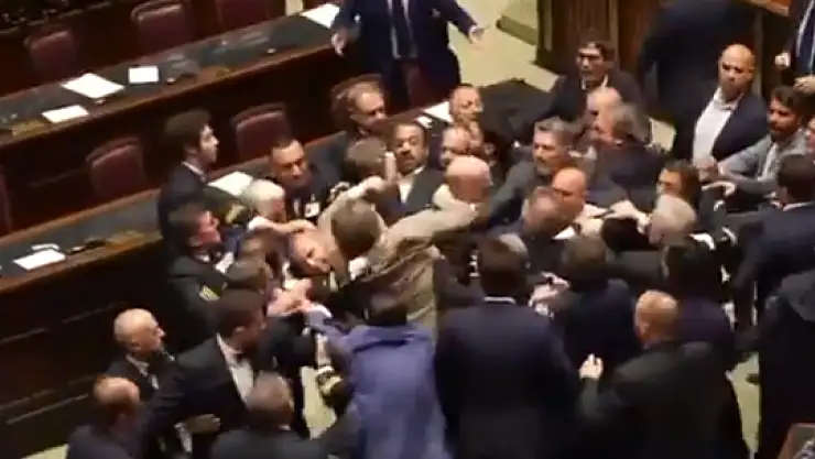 Milletvekilleri Birbirine Girdi! Yumruklar Havada Uçuştu