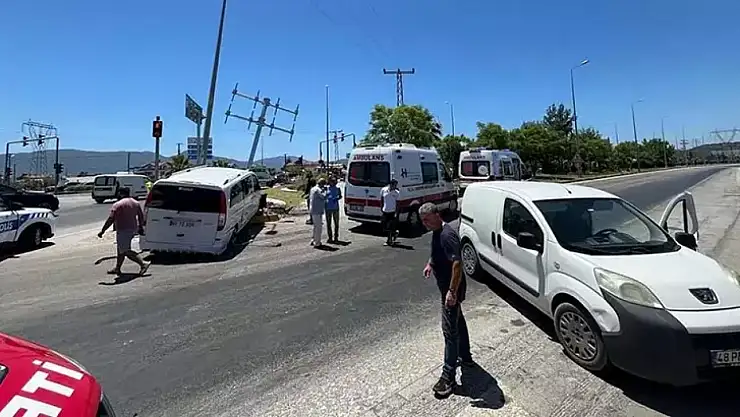 Minibüs ve hafif ticari araç çarpıştı: 12 yaralı