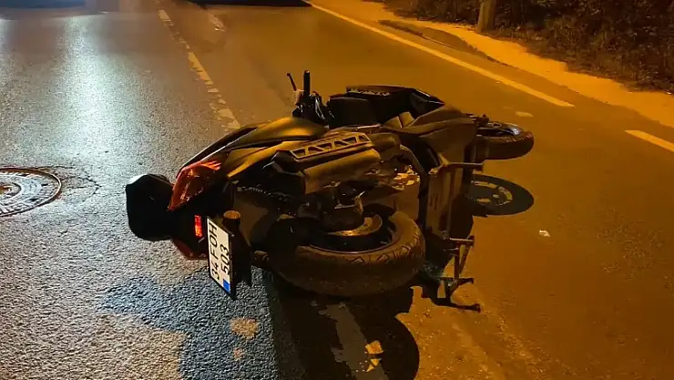 Motosikletli sürücü elektrik panosuna çarptı, sonu oldu