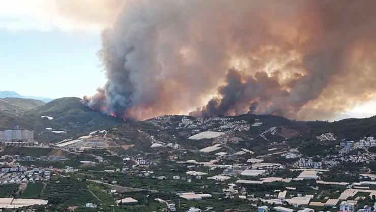 Muğla ve Alanya'da dev orman yangını: Yerleşim yerlerine kadar sıçradı!