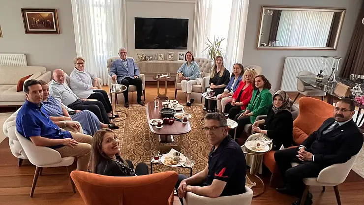 Müsavat Dervişoğlu'ndan Meral Akşener'e Ailecek Bayram Ziyareti!