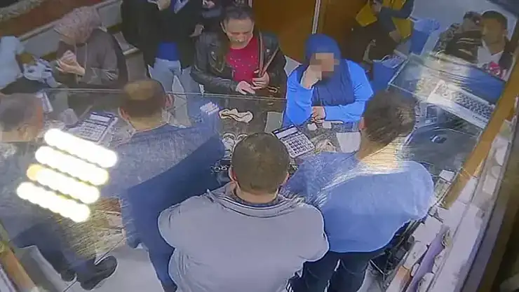 Müşteri gibi girdiği kuyumcudan 2 bileziği alıp kaçtı