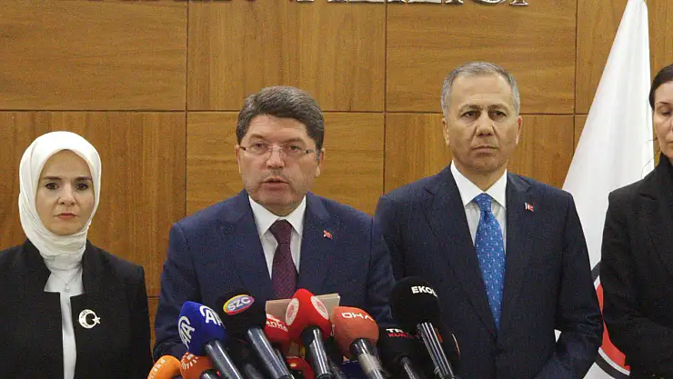 Narin'in Mezarını Ziyaret Eden Yılmaz Tunç: Adalet Bakanı Olarak Değil 2'si Kız 3 Evlat Babası Olarak Huzurlarınızdayım!