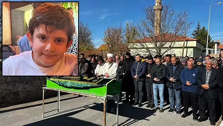 Nefes borusuna jelibon kaçan 8 yaşındaki Ahmet, toprağa verildi