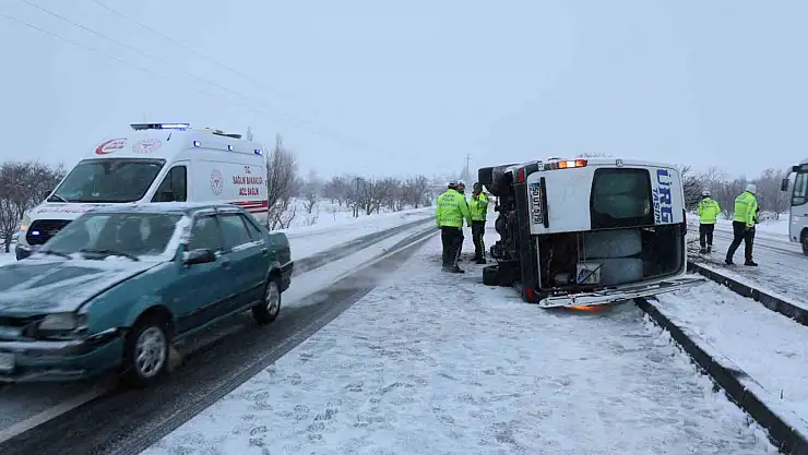 Nevşehir'de kontrolden çıkan minibüs devrildi: 6 yaralı