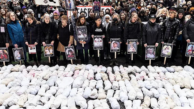 New York'ta Gazze için yüzlerce kişi ellerinde kefenli bebek maketleriyle protestoya katıldı.