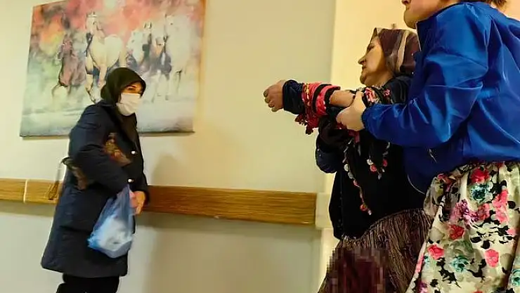 Odun keserken facia! Karısının kolunu da kesti