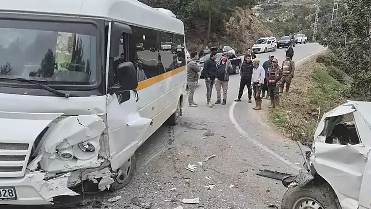 Öğrenci servisiyle kamyonet çarpıştı 20 öğrenci yaralandı