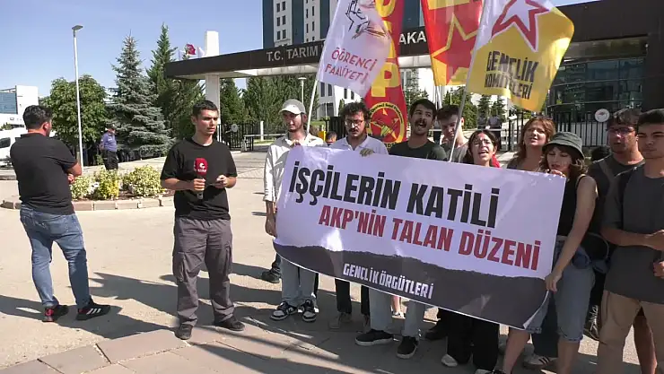 Öğrenciler, orman yangınlarını Tarım ve Orman Bakanlığı önünde protesto etti