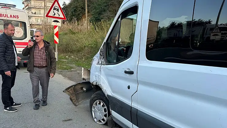 Okul servisi ile kamyonet çarpıştı