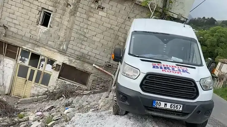 Okul servisi ile otomobil çarpıştı: 9'u öğrenci 11 yaralı