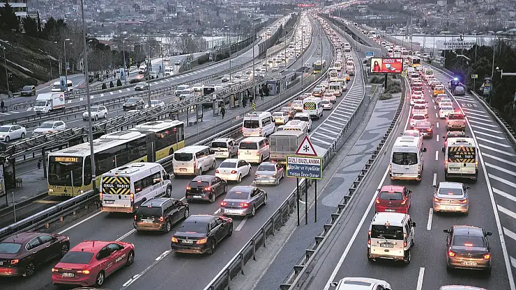 Okullar açıldı, İstanbul'da trafik yoğunluğu katlandı!