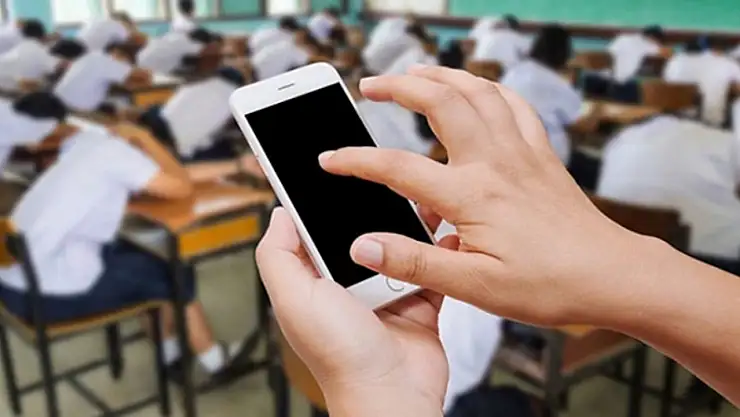 Okullarda Telefon Artık  Hep Yasaklanıyor