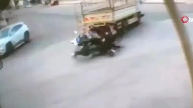 Ölümden saniyeyle kurtuldular! Kamyon altında kalacaklardı