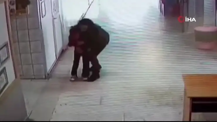 Ölümle burun buruna gelen öğrenciyi Heimlich manevrası kurtardı